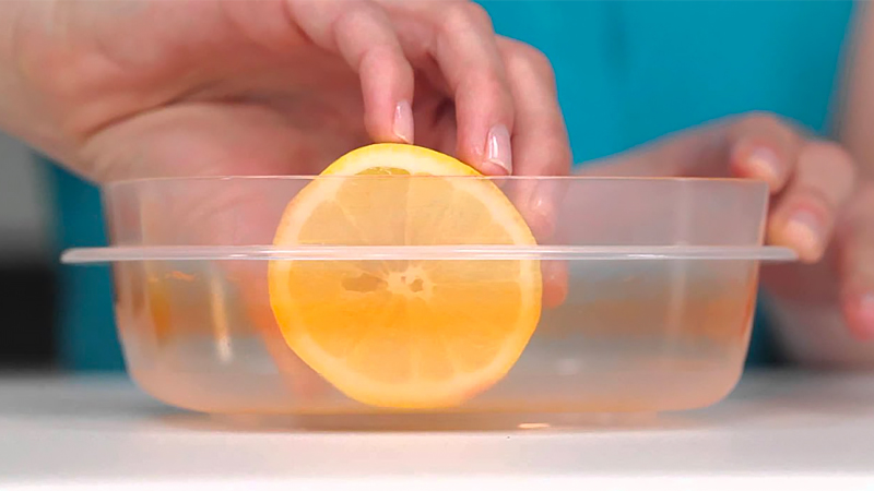 Chanh tươi hoặc cam sấy khô có thể khử mùi hộp nhựa đựng thực phẩm