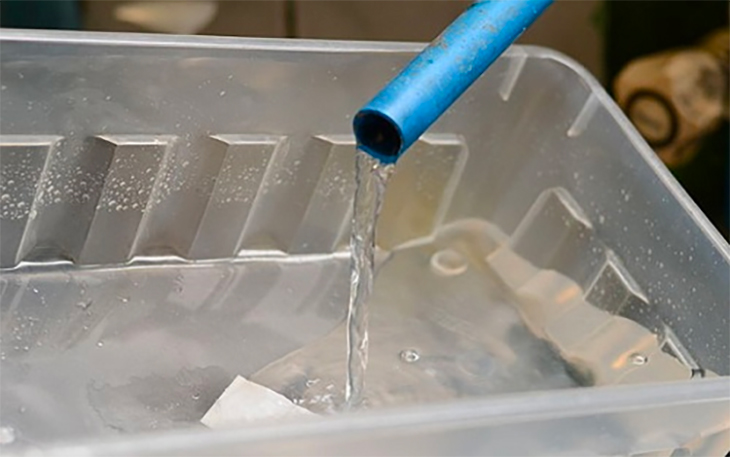 Rửa sơ qua hộp nhựa đựng thức ăn với nước nóng